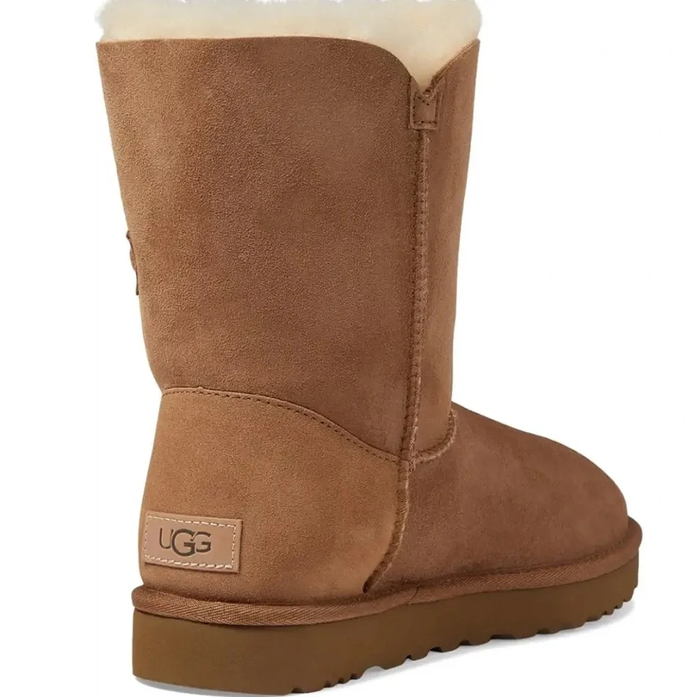 UGG Bailey Button II In Chestnut